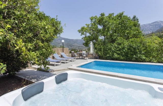 Villa avec piscine, bain à remous, terrasses, vue sur les montagnes, climatisation et Wi-Fi.
