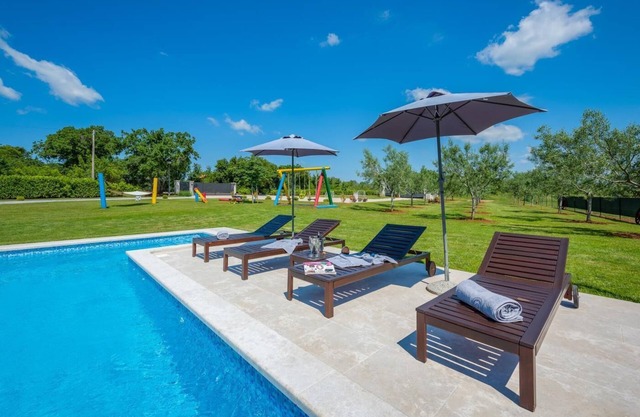 Fantastique villa avec piscine privée et aire de jeux pour enfants