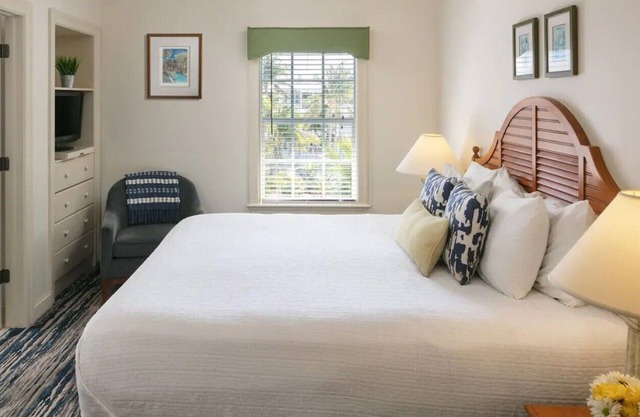 Fantasy Fest week in Key West! 2-bdrms, 2 baths, Kitchen, Laundry, pool, balcony