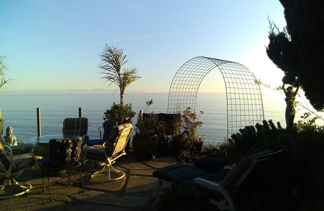 Fanti-sea studio with amazing panoramic view!! Entire backyard to yourselves.