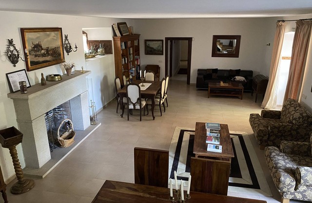 Ferme de 3 a clôturé, avec maison à deux étages et écuries avec piste de dressage