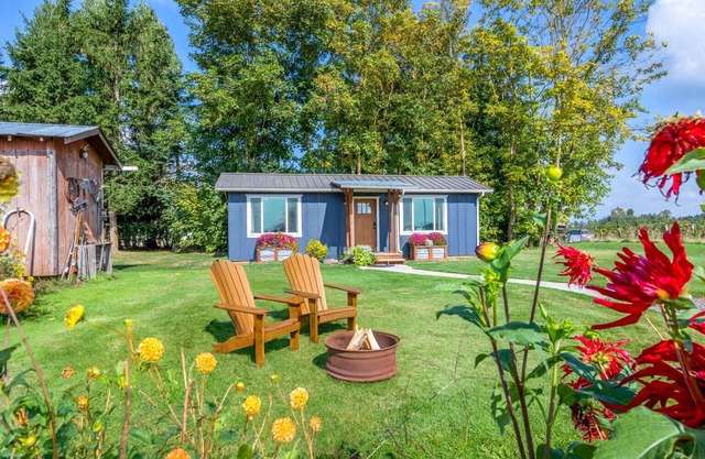 Brand New Cozy TINY Farmhouse ~ Peaceful and Quiet w / views