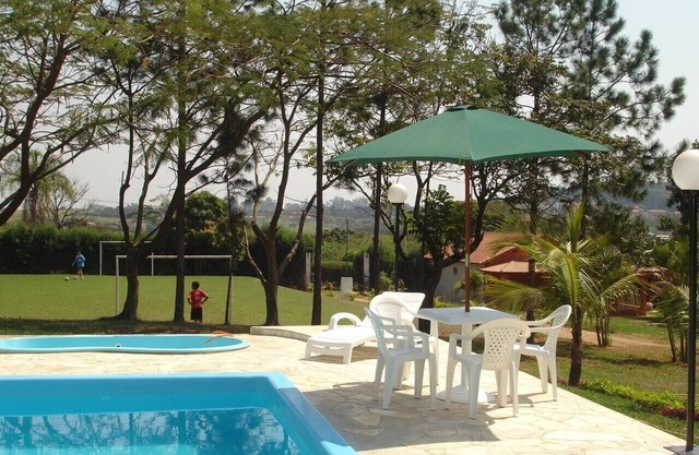 Ferme avec piscine, barbecue, terrain de football, snooker, t. m., p / 30 personnes.