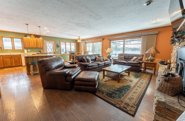 Farmer Lake Lodge:Springtime Escape – Peaceful Mornings, Cozy Evenings by the Fire!