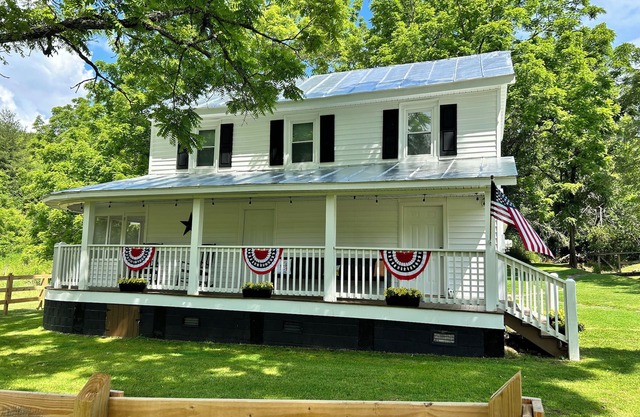Farmhouse 2 minutes from The New River in Piney Creek, NC