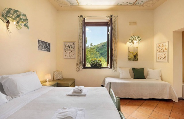 Maison de campagne 'Camera Quadrupla Con Vista Giardino' avec vue sur les montagnes