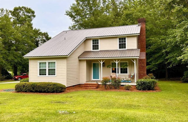Farmhouse Charm with acres to roam and close to downtown Burgaw