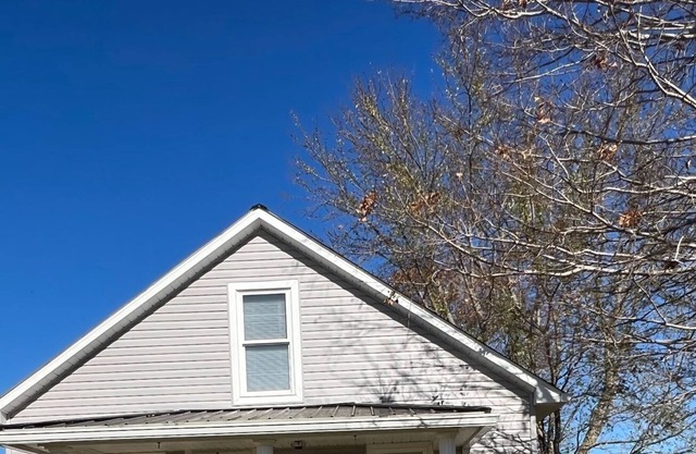 FARMHOUSE COTTAGE WITH LOTS OF PARKING AND CLOSE TO LAKE