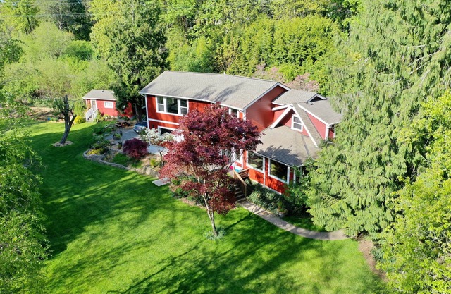 Farmhouse & Creekside Get-Away on hidden acreage in historical downtown Gresham.