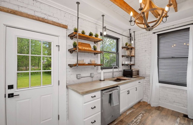 Farmhouse - Deck, Grill, Record Player, 10mi to city
