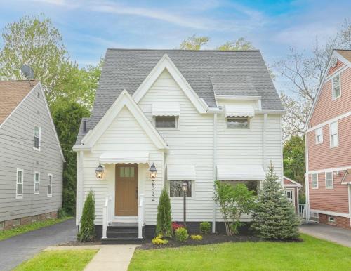 Farmhouse Fresh 4BR Retreat