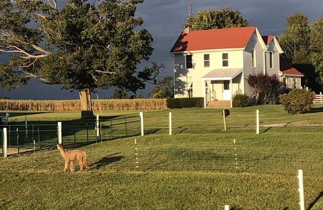 Farmhouse Getaway Located between boat ramps and 20 minutes to Miami.