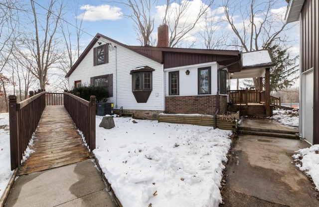 Farmhouse in Battle Creek whit hub tube