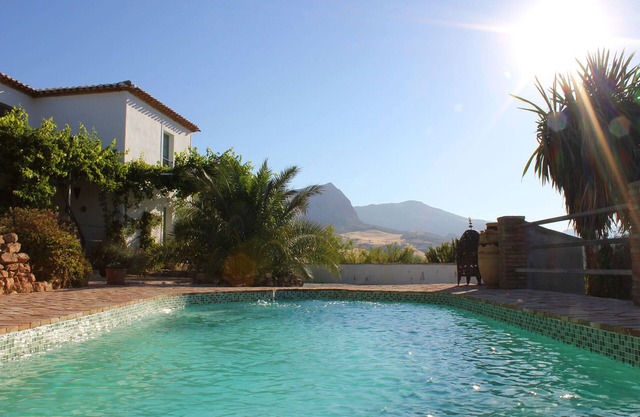 Ferme dans un emplacement privilégié, avec piscine privée et jardins établis.