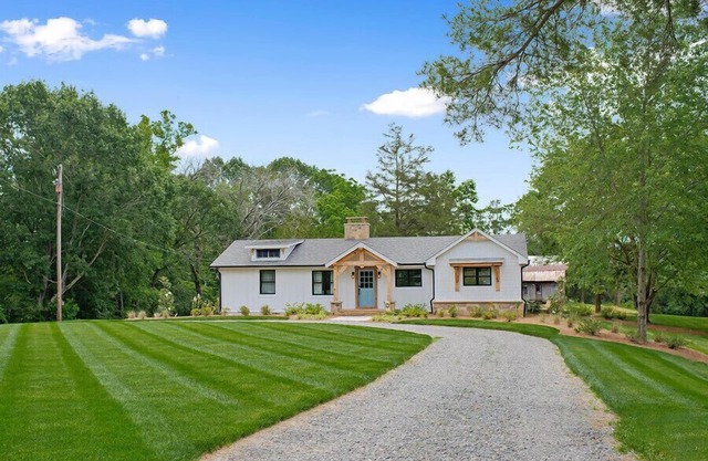 Farmhouse just minutes from Hanging Rock, sister property next door ID#3934130