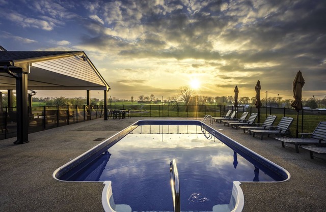 Farmhouse Luxury! 10 Min to Distilleries! Pool! Hot Tub! Quiet 7+Acres!