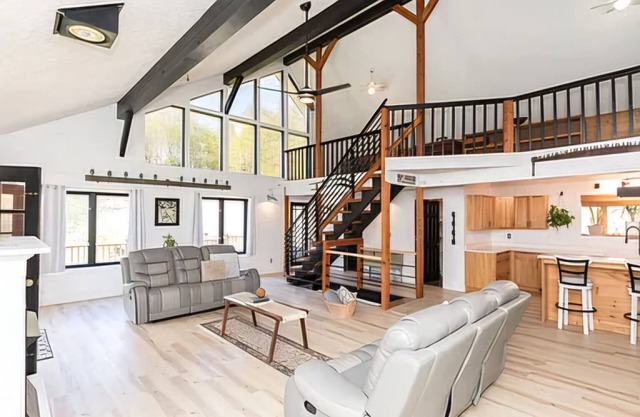 Farmhouse Mansion with fishing pond and hiking. 5-bedroom house WiFi Troutdale