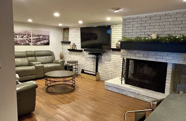 FARMHOUSE ON FIRST-Spacious 5-bedroom house, close to All Star Village