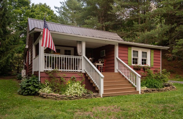 Animaux de la ferme! Chalet de montagne pittoresque! 74 acres de randonnée privée!