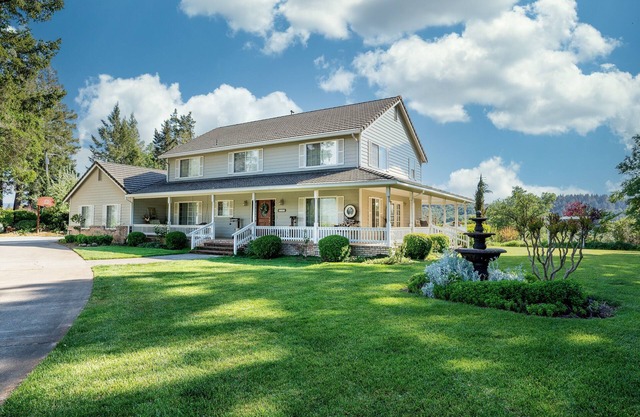Ridgeview Farmhouse on Vineyard