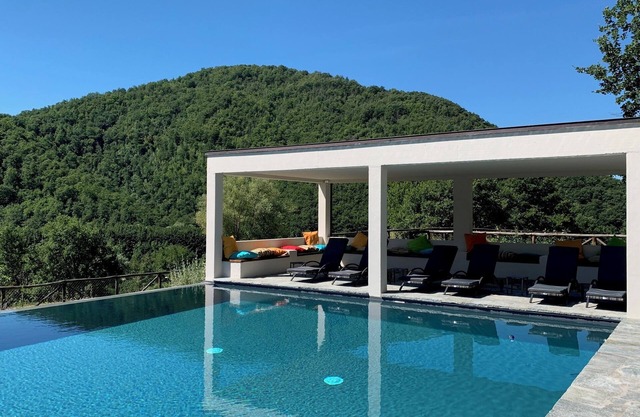 Ferme "Parulia Country House - Estia" avec piscine partagée, terrasse partagée et Wi-Fi.