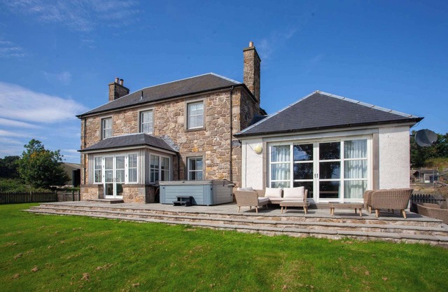 Luxury Farmhouse Retreat in Bishopton