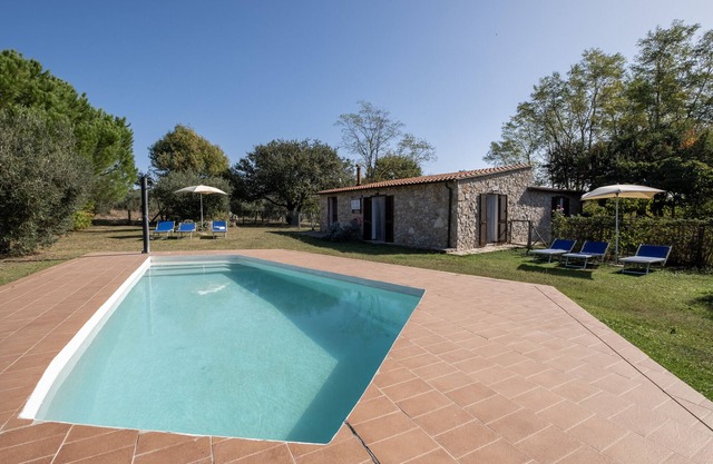 Ferme "Roccia" avec piscine partagée, terrasse privée et Wi-Fi