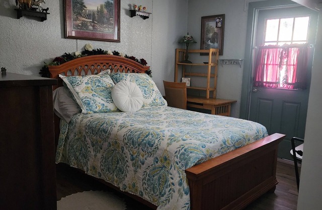Farmhouse room 15minutes to, caverns state park Falling waters chipley Florida