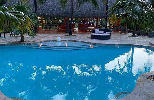 Farmhouse stay with amazing pool!