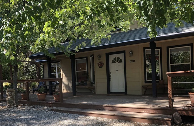 Farmhouse w/yoga studio, 1 acre pond, gigantic labyrinth, multiple hiking trails