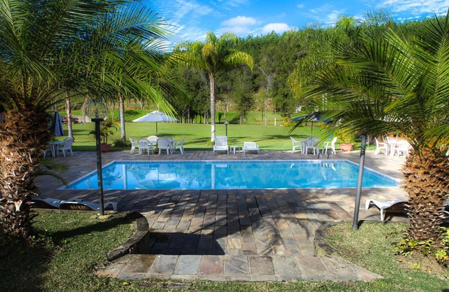 Ferme avec 8 suites, Wifi, piscine, court de tennis, sauna et plus.