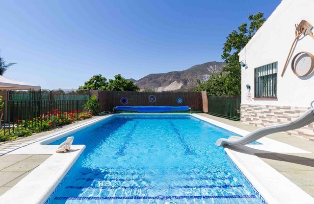 Ferme avec jardin, piscine et barbecue