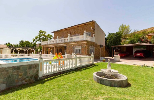 Ferme avec grand jardin, grande piscine