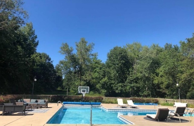Farmhouse with private pool/hot tub on 50 acres