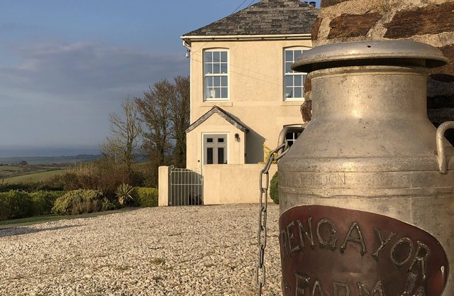 Farmhouse with Sea Views - walk to the beach!