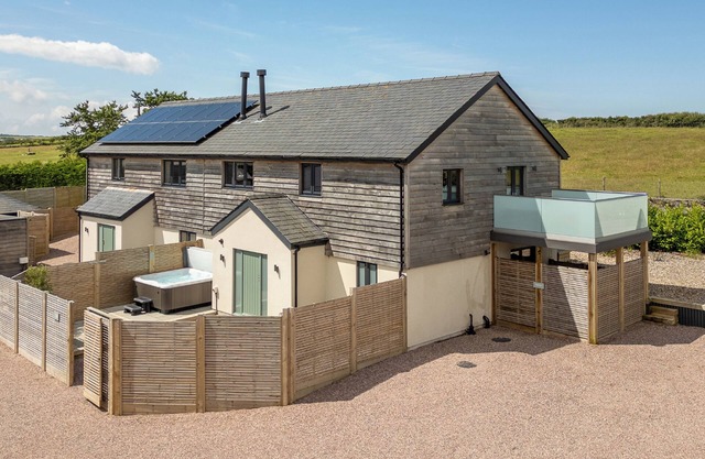 FARMYARD HOUSE, pet friendly, luxury holiday cottage in Llanfechell