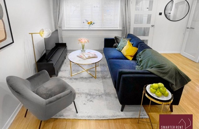 Farnborough - 2 Bedroom House - With Parking