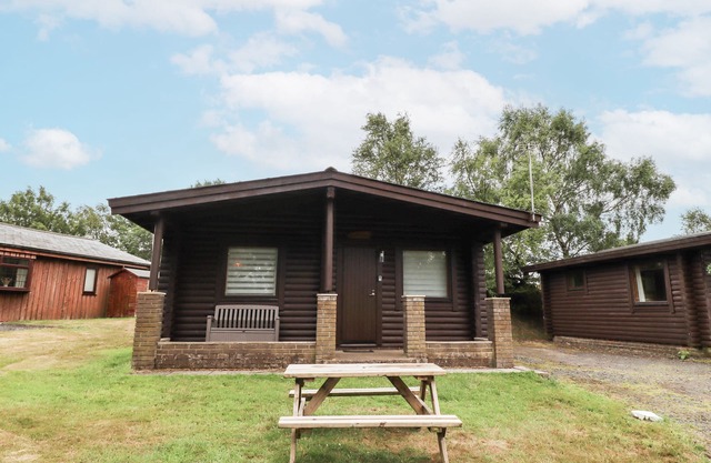 FARNES LODGE, pet friendly, with a garden in Longframlington