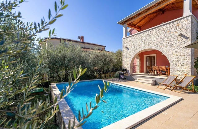 Fascinante villa avec vue panoramique sur la mer, piscine privée, lit bébé, hydromassage entourée de lauriers-roses et d'oliviers