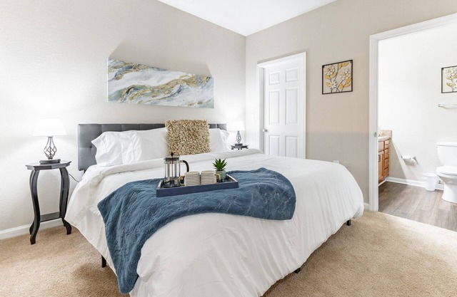Fast WiFi, King Bed, Gym, Free Parking