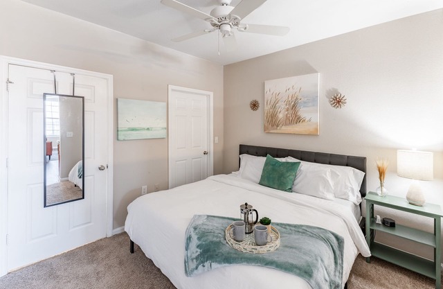 Fast WiFi, King Bed, Gym - Free Parking