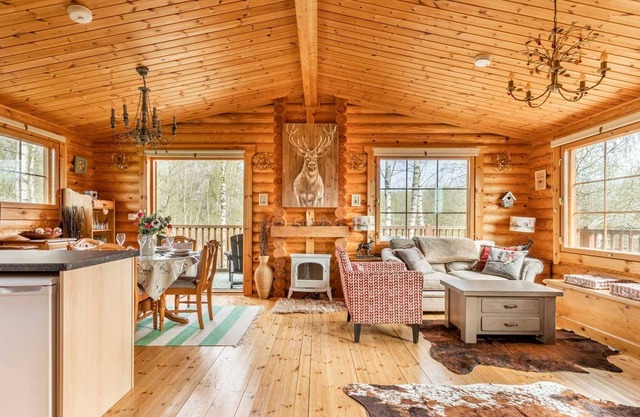 Fat Rascals Retreat | Stunning Secluded Lakeside Lodge with free fishing on site!