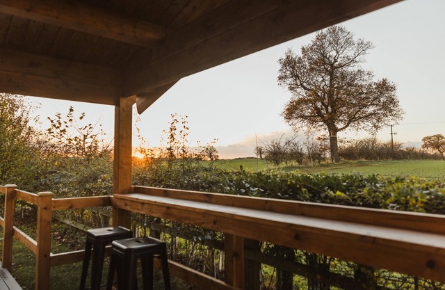 Lodge with Hot Tub and Amazing Lakeside & Countryside Views