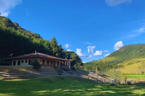 Fazenda super agradável com Natureza - A Casa Que Canta e Encanta