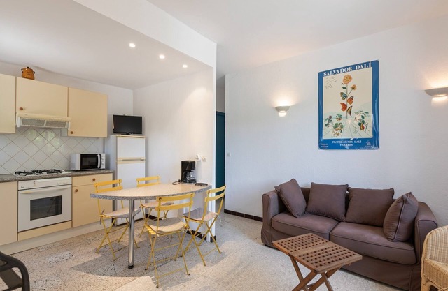 Appartement dans un bel immeuble avec piscine