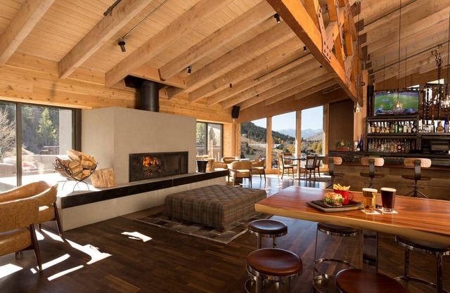 Sentez-vous chez vous dans cette escapade à flanc de montagne! Condo de luxe avec patio