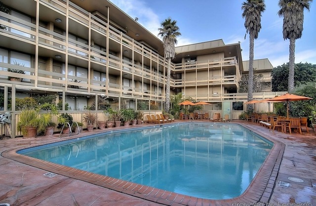 Feel Good and Fine! Pet-Friendly Unit with Superb Beach Views! Free Parking!
