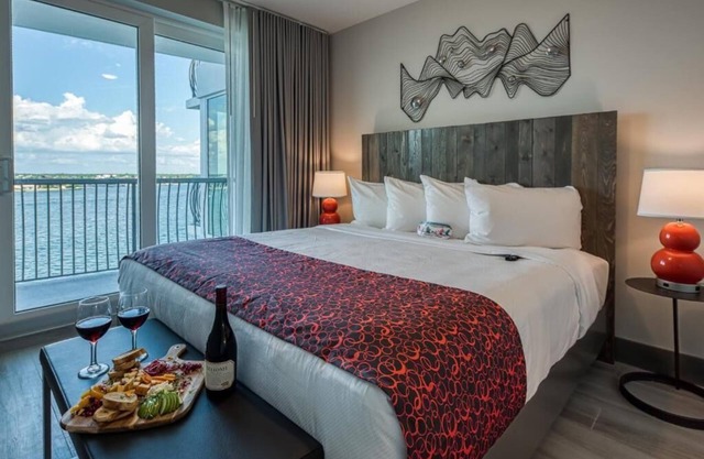 Feel the Breeze - Beachfront Suite with Views | Pool & Full Kitchen