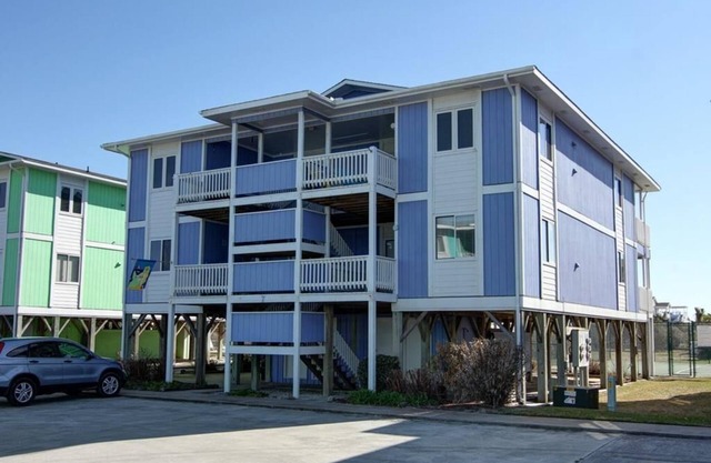 Condo lumineux et aéré de niveau supérieur avec vue sur l'océan et les voies navigables!