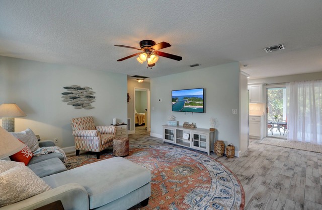 Feels like Paradise in this Tropical COZY Retreat! 15 minutes to BEACH!